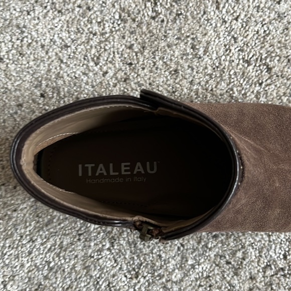 Italeau Italian made Suede Booties. Size 8-1/2 / 38-1/2 EU - Picture 5 of 5